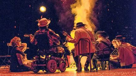 Abschied am Lagerfeuer. "Die Danksager" ist die letzte Premiere der Ära Peymann am Berliner Ensemble.