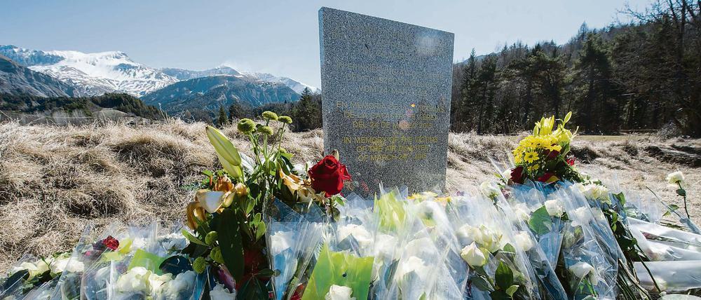 Gedenktafel nach dem Germanwings-Absturz.