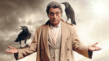 On the road. Ian McShane spielt Mr. Wednesday, einen Trickbetrüger und alten Gott.