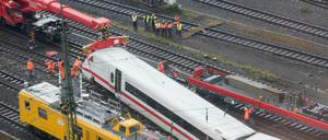 Der im Dortmunder Hauptbahnhof entgleiste ICE wird geborgen.