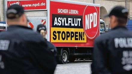 Ein massives Polizeiaufgebot sichert in Rostock eine Wahlkampfveranstaltung der NPD. 