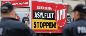 Ein massives Polizeiaufgebot sichert in Rostock eine Wahlkampfveranstaltung der NPD. 