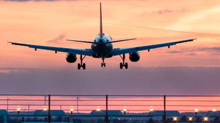Flugzeug setzt zur Landung an.