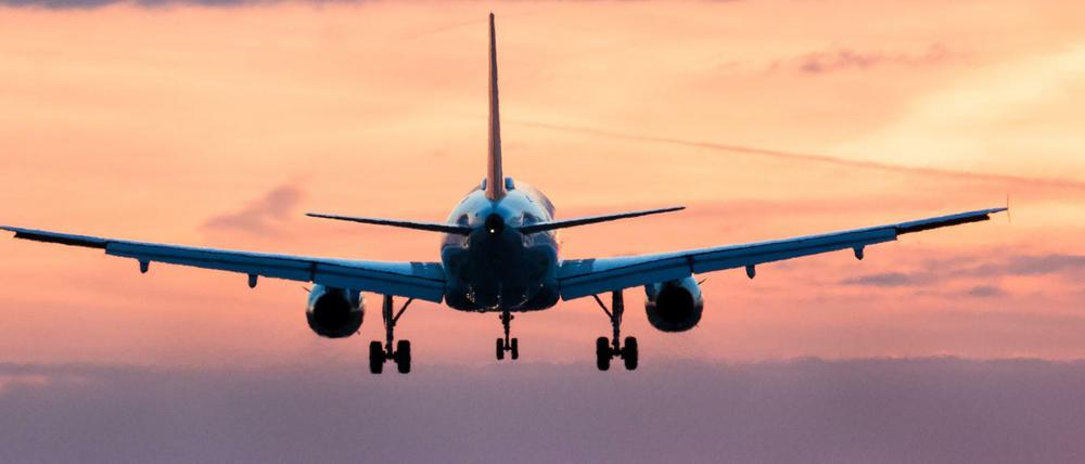 Flugzeug setzt zur Landung an.