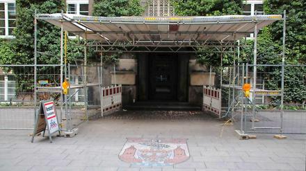 Durch diese Gerüste führt der Weg ins Eheleben.