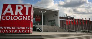 Ein Werbewürfel vor dem Messegelände. Die Art Cologne gilt als wichtigste deutsche Kunstmesse. Sie fällt zeitlich mit dem Gallery Weekend in Berlin zusammen.