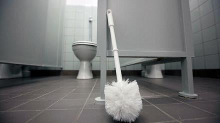 Die Toiletten an Berliner Schulen müssen dringend erneuert werden. Nun bekommen die Bezirke Geld bewilligt.