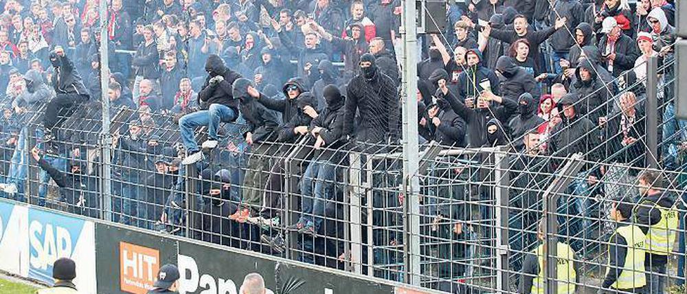 Angespannt. Zwei Mal wurde das Spiel unterbrochen, weil Vermummte den Platz stürmten und mit Feuerwerkskörpern schossen. Cottbus-Fans zeigten auch den Hitlergruß.