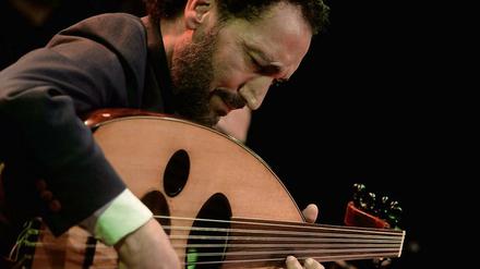 Naseer Shamma, 1963 im Irak geboren, demonstriert im Pierre Boulez Saal all die verschiedenen Techniken, mit der man die Oud, die Mutter aller Laute und Gitarren, spielen kann.