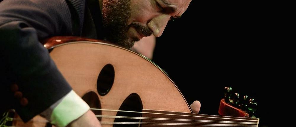 Naseer Shamma, 1963 im Irak geboren, demonstriert im Pierre Boulez Saal all die verschiedenen Techniken, mit der man die Oud, die Mutter aller Laute und Gitarren, spielen kann.