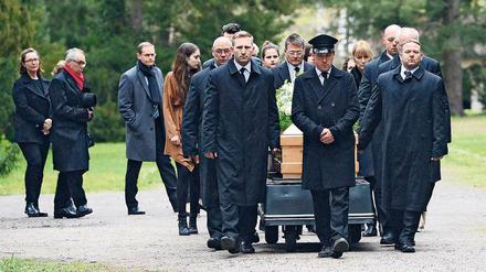 Langes Geleit. Der Berliner Kameramann Michael Ballhaus wurde in einer bewegenden Trauerfeier mit vielen prominenten Gästen und vielen bewegenden Gesten zu Grabe getragen.