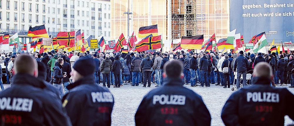 Anhänger des islamkritischen Pegida-Bündnisses demonstrieren am 23.03.2015 in Dresden. 