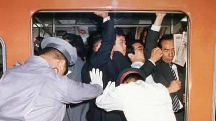 Pressbahn. In Japan wird beim Einsteigen bisweilen nachgeholfen. Beim Kirchentag in Deutschland könnte es auch so aussehen.