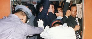 Pressbahn. In Japan wird beim Einsteigen bisweilen nachgeholfen. Beim Kirchentag in Deutschland könnte es auch so aussehen.