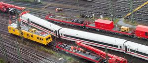 Ein entgleister ICE wird am 02.05.2017 im Hauptbahnhof in Dortmund (Nordrhein-Westfalen) geborgen.