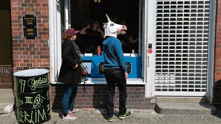 Bier, gereckte Daumen und ein Einhorn. Die Menschen hatten Spaß am 1. Mai in Kreuzberg.