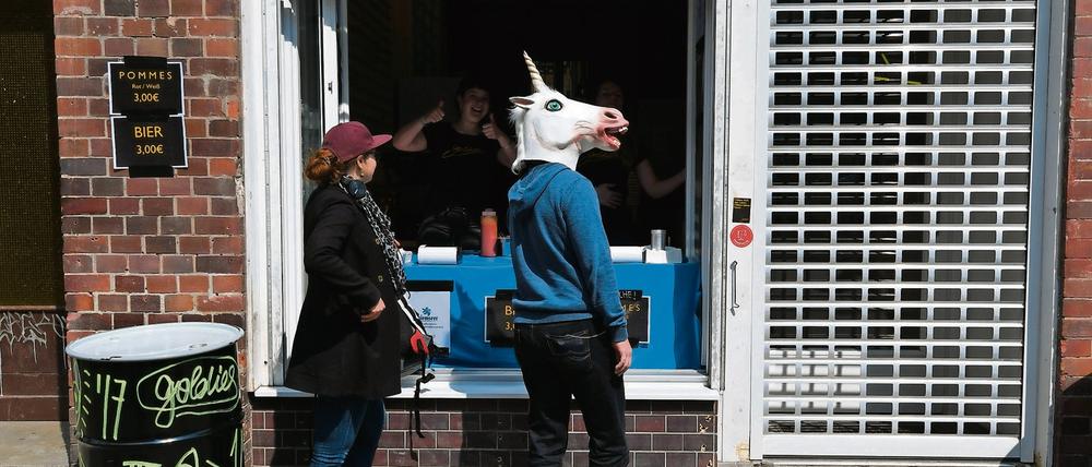 Bier, gereckte Daumen und ein Einhorn. Die Menschen hatten Spaß am 1. Mai in Kreuzberg.