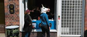 Bier, gereckte Daumen und ein Einhorn. Die Menschen hatten Spaß am 1. Mai in Kreuzberg.