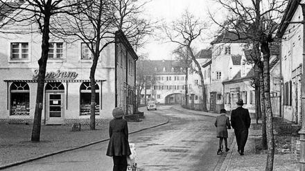 Siemensstadt, Rapsstraße. "Der Kinderwagen sorgt für ein Beschaulichkeit, aber es ist Kriegszeit 1940 - und die kahlen Bäume und die leere Straße haben etwas bedrückendes trotz der Idylle, dass diese Zeit ausmacht", schreibt Oberländer.