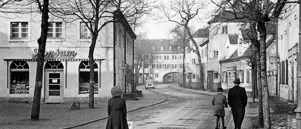 Siemensstadt, Rapsstraße. "Der Kinderwagen sorgt für ein Beschaulichkeit, aber es ist Kriegszeit 1940 - und die kahlen Bäume und die leere Straße haben etwas bedrückendes trotz der Idylle, dass diese Zeit ausmacht", schreibt Oberländer.