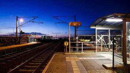 Hart an der Landesgrenze. Das Dunkle liegt in Brandenburg - der Bahnhof Albrechtshof. Hinten ist das ehemalige Herlitz-Werk zu sehen am Bhf Seegefeld.