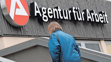 Auf dem Weg zum Berater. Viele Langzeitarbeitslose werden von einer Maßnahme in die nächste geschoben. 