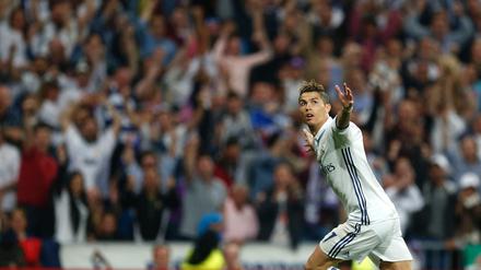 Wie ein Phantom. Der neue Cristiano Ronaldo gönnt sich seine Pausen, er ist oft für fünf oder zehn Minuten nicht zu sehen.