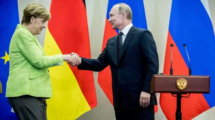 Bundeskanzlerin Angela Merkel und der russische Präsident Wladimir Putin reichen sich nach der Pressekonferenz am Dienstag in Sotschi die Hand.