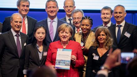 Bundeskanzlerin Angela Merkel (CDU) präsentiert am 3. Mai 2017 in Berlin beim Abschluss des Treffens von Wirtschaftsverbänden "Business20 (B20)" den Abschlussbericht der Veranstaltung.