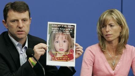 Kate und Gerry McCann zeigen am 06.06.2007 in Berlin während einer Pressekonferenz ein Bild ihrer verschwundenen Tochter Madeleine. 