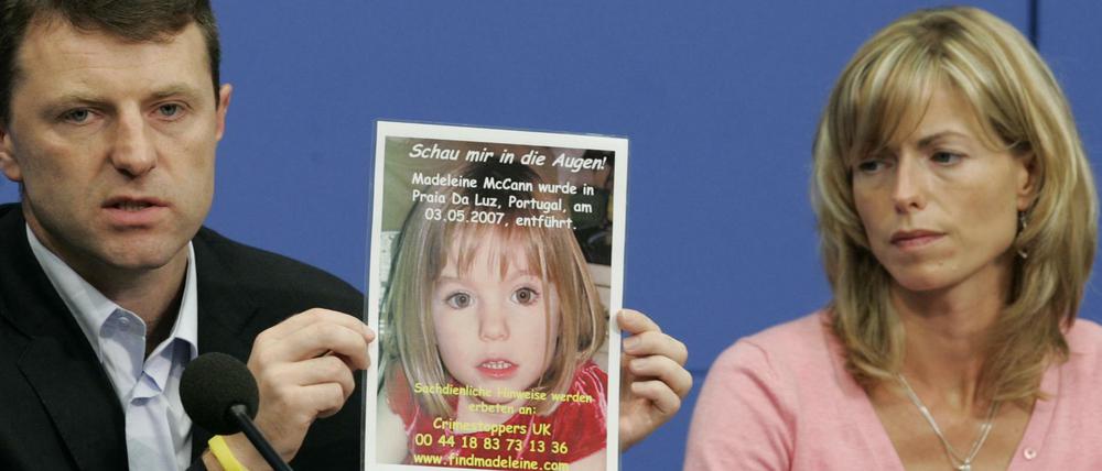 Kate und Gerry McCann zeigen am 06.06.2007 in Berlin während einer Pressekonferenz ein Bild ihrer verschwundenen Tochter Madeleine.