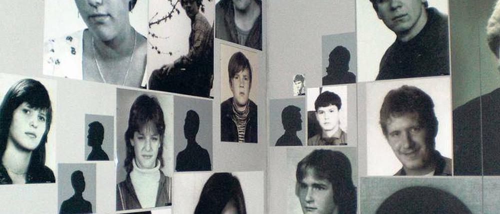 Fotos von Kindern und Jugendlichen hängen in einer Ausstellung an einer Wand.
