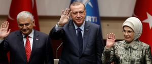 Präsident Recep Tayyip Erdogan (Mitte) trat nach der Annahme des Präsidialsystems wieder in die regierende AKP-Partei ein.