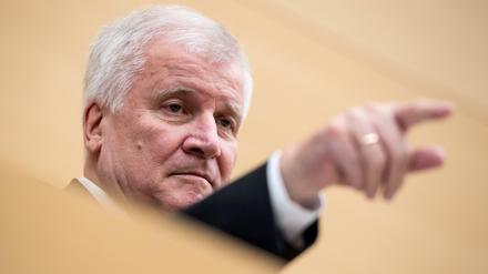 Mal da hin, mal dorthin. Horst Seehofer will die private Altersvorsorge jetzt nicht mehr abschaffen, sondern besser fördern.