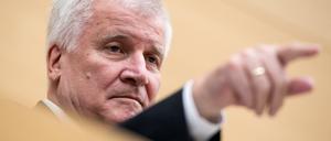 Mal da hin, mal dorthin. Horst Seehofer will die private Altersvorsorge jetzt nicht mehr abschaffen, sondern besser fördern. 