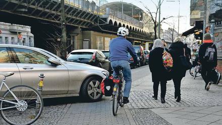 Gegen den Strich. Egoisten lösen das Parkplatzproblem auf eigene Faust. Es könnte sich noch verschärfen.