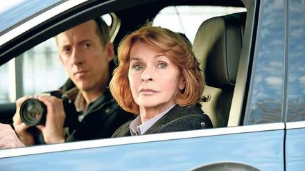 Verlorene Sicherheit. Eva (Senta Berger) und Langner (Rudolf Krause) observieren die Moschee.