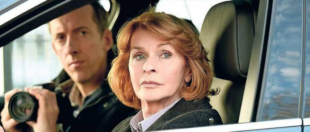 Verlorene Sicherheit. Eva (Senta Berger) und Langner (Rudolf Krause) observieren die Moschee.