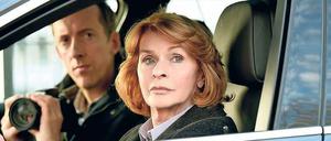 Verlorene Sicherheit. Eva (Senta Berger) und Langner (Rudolf Krause) observieren die Moschee.
