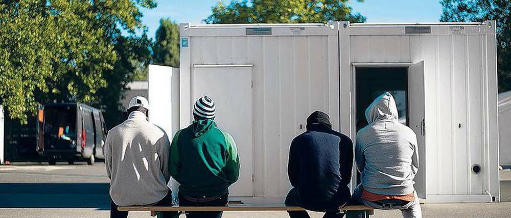 Langeweile, eine unsichere Zukunft, drangvolle Enge in den Flüchtlingsunterkünften: Auch Gründe für die Kriminalität bei Flüchtlingen. 