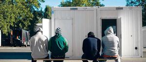 Langeweile, eine unsichere Zukunft, drangvolle Enge in den Flüchtlingsunterkünften: Auch Gründe für die Kriminalität bei Flüchtlingen. 