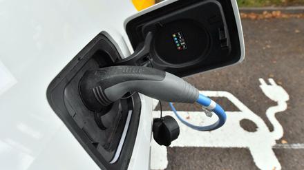 Elektroautos lösen zwar nicht alle Klimaprobleme. Aber sie sind wegen ihrer Effizienz ein Maßstab für alle andren Antriebe, schreibt Christian Hochfeld von Agora Energiewende. 