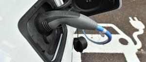 Elektroautos lösen zwar nicht alle Klimaprobleme. Aber sie sind wegen ihrer Effizienz ein Maßstab für alle andren Antriebe, schreibt Christian Hochfeld von Agora Energiewende. 