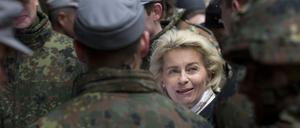 Unter ihren Augen: Verteidigungsministerin Ursula von der Leyen (CDU) bei den Gebirgsjägern in Bad Reichenhall 