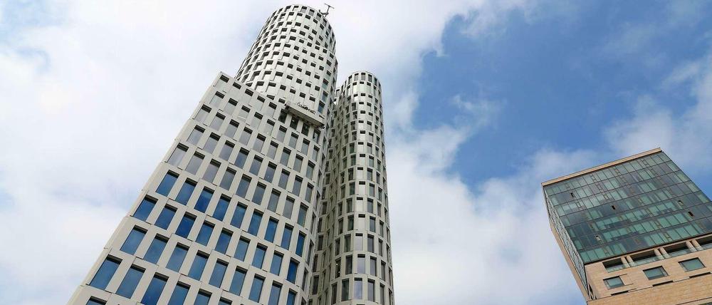 Hoch hinaus. „Upper West“ am Breitscheidplatz misst 119 Meter und hat 34 Etagen. Rechts: das ebenso hohe „Zoofenster“.
