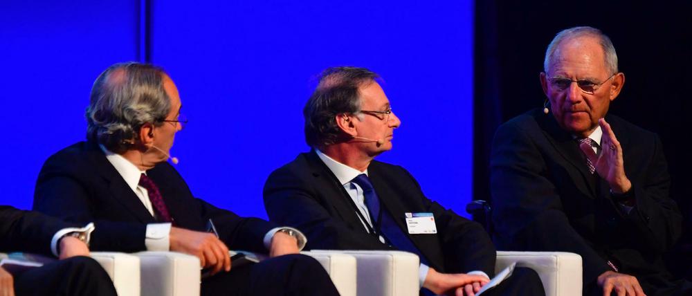 Bundesfinanzminister Wolfgang Schäuble (CDU, rechts) auf dem B20-Podium im Berliner Tempodrom mit Accenture-Chef Pierre Nanterme (Mitte) und Jose Manuel Gonzales-Paramo aus dem Vorstand der spanischen Bank BBVA.