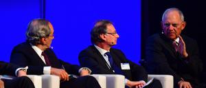 Bundesfinanzminister Wolfgang Schäuble (CDU, rechts) auf dem B20-Podium im Berliner Tempodrom mit Accenture-Chef Pierre Nanterme (Mitte) und Jose Manuel Gonzales-Paramo aus dem Vorstand der spanischen Bank BBVA.