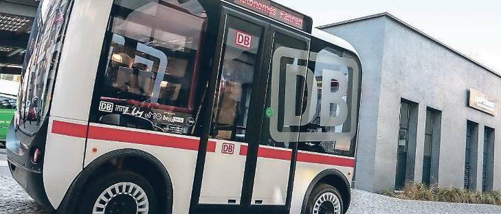 „Olli“ heißt der autonom fahrende Minibus, der auf dem Euref-Campus in Schöneberg unterwegs ist. Auch so werden wir uns in ein paar Jahren in der Stadt fortbewegen: Mehr Menschen in einem Fahrzeug, das von Algorithmen gesteuert wird.