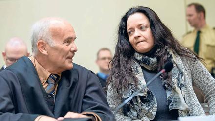 Die Angeklagte Beate Zschäpe soll krankhaft seelisch abhängig von ihrem Freund Uwe Böhnhardt gewesen sein – glaubt zumindest der von ihrem Anwalt Hermann Borchert (l.) bestellte Gutachter.