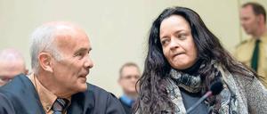 Die Angeklagte Beate Zschäpe soll krankhaft seelisch abhängig von ihrem Freund Uwe Böhnhardt gewesen sein – glaubt zumindest der von ihrem Anwalt Hermann Borchert (l.) bestellte Gutachter.